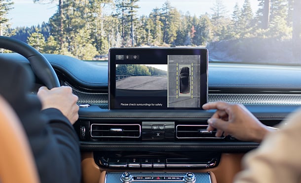 La cámara 360 te permite observar cualquier obstáculo alrededor de la camioneta Lincoln Aviator 2023