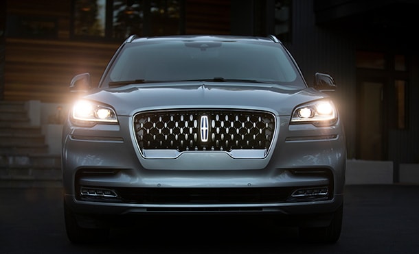 La camioneta SUV Lincoln Aviator 2023 equipa faros de tecnología LED que ofrecen gran iluminación