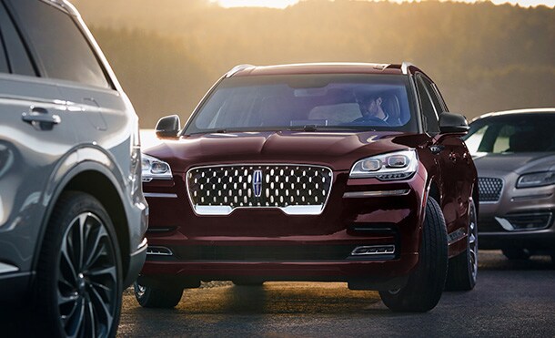 Estaciona fácil la SUV Lincoln Aviator 2023 con la asistencia automatizada de estacionamiento plus