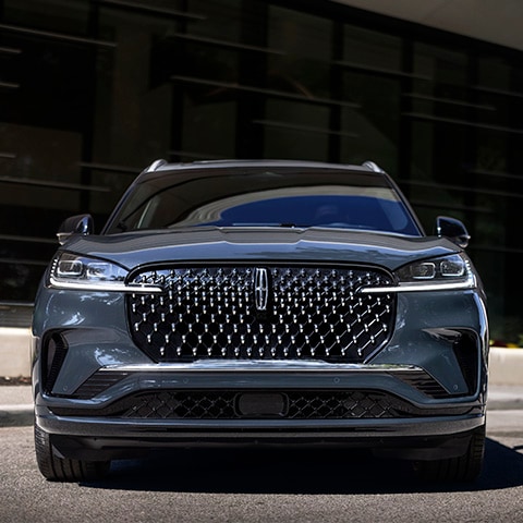 Déjate cautivar por el diseño frontal y parrilla cromada de la camioneta Lincoln Aviator 2026
