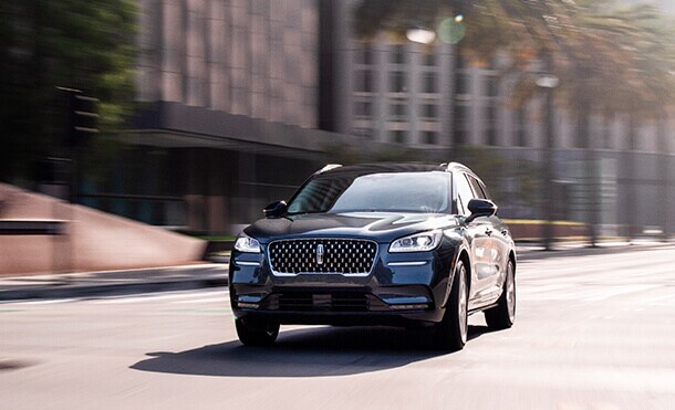 Parrilla con emblema distintivo azul de camioneta híbrida conectable Lincoln Corsair Grand Touring