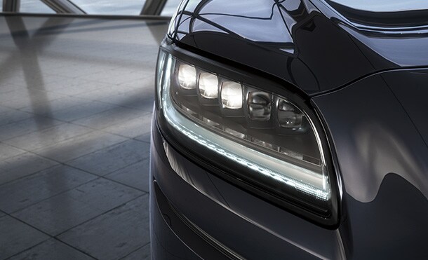 Faros Adaptativos Full LED con Encendido automático de la SUV de lujo Lincoln Nautilus 2023