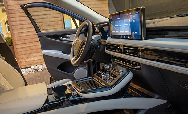 Consola Central Delantera con Almacenamiento y dos Porta Vasos de la Camioneta Lincoln Nautilus 2023