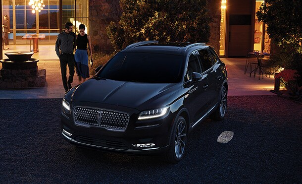 La camioneta SUV Lincoln Nautilus 2023 equipa faros de tecnología LED que ofrecen gran iluminación