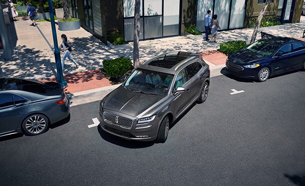 Estaciona fácil la SUV Lincoln Nautilus 2023 con la asistencia automatizada de estacionamiento plus