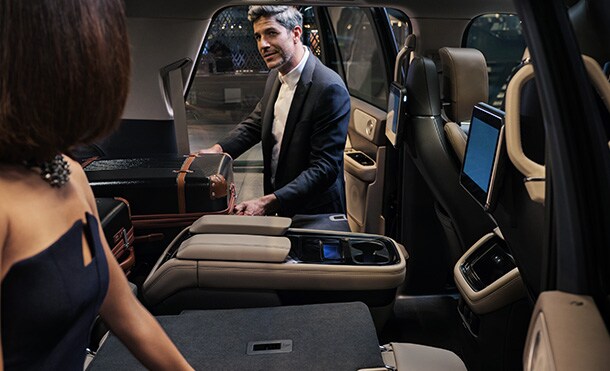 La tecnología PowerFold de los asientos de Lincoln Navigator permite dar un mayor espacio de carga