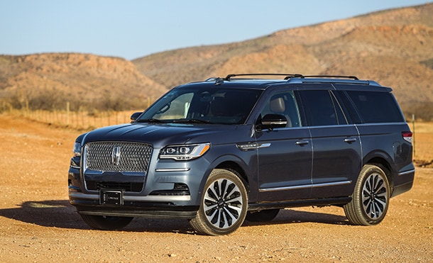 Camioneta Lincoln Navigator 2023 con imponente diseño con 3 filas de asientos