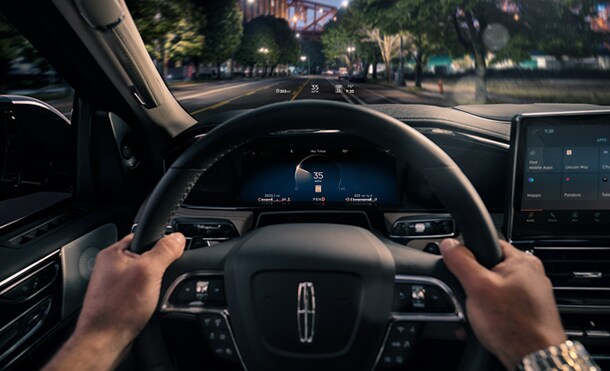 Asistencia de Volante Anticolisión de Lincoln Navigator libra un obstáculo con el volante y el freno