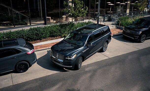Aparca fácil la SUV Lincoln Navigator 2023 con la Asistencia Automatizada de Estacionamiento Plus