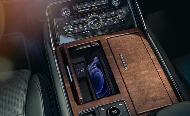Recarga la batería de tus dispositivos móviles en el cargador inalámbrico de Lincoln Navigator 2023