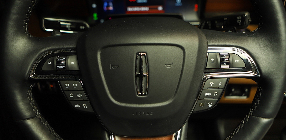 Controles de 5 vías de Audio, Velocidad, Clima y SYNC® en el Volante