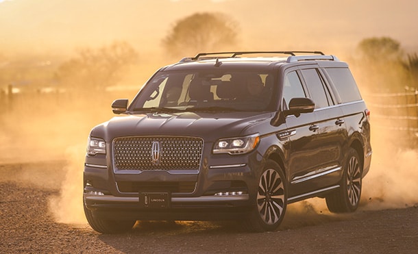 Camioneta SUV grande de lujo Lincoln Navigator 2023 con suspensión adaptativa y cámara vista previa
