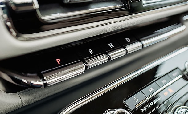 El cambio de velocidades de Lincoln Navigator 2024 está inspirado en la elegancia de un Piano