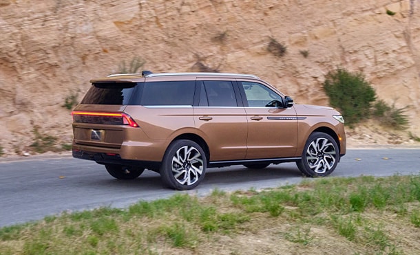 Frenado automático en reversa de la camioneta Lincoln Navigator 2026 para evitar impactos