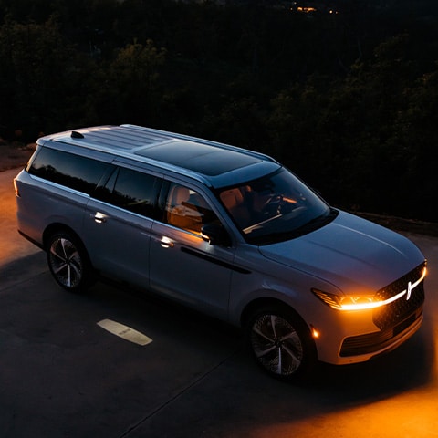 Bienvenida luminosa con tecnología Lincoln Embrace de la camioneta Lincoln Navigator 2027 