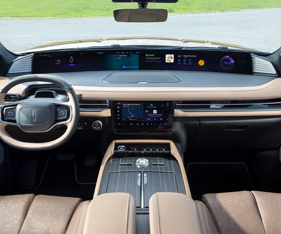 Tablero digital con dos pantallas curvas y gran tecnologia de la SUV Lincoln Navigator 2027