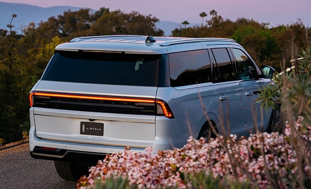 Asistencia de frenado en reversa automático SUV Lincoln Navigator 2027