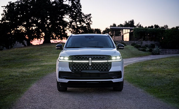 Faros LED adaptativos de pixel equipados en la camioneta SUV de lujo Lincoln Navigator 2025
