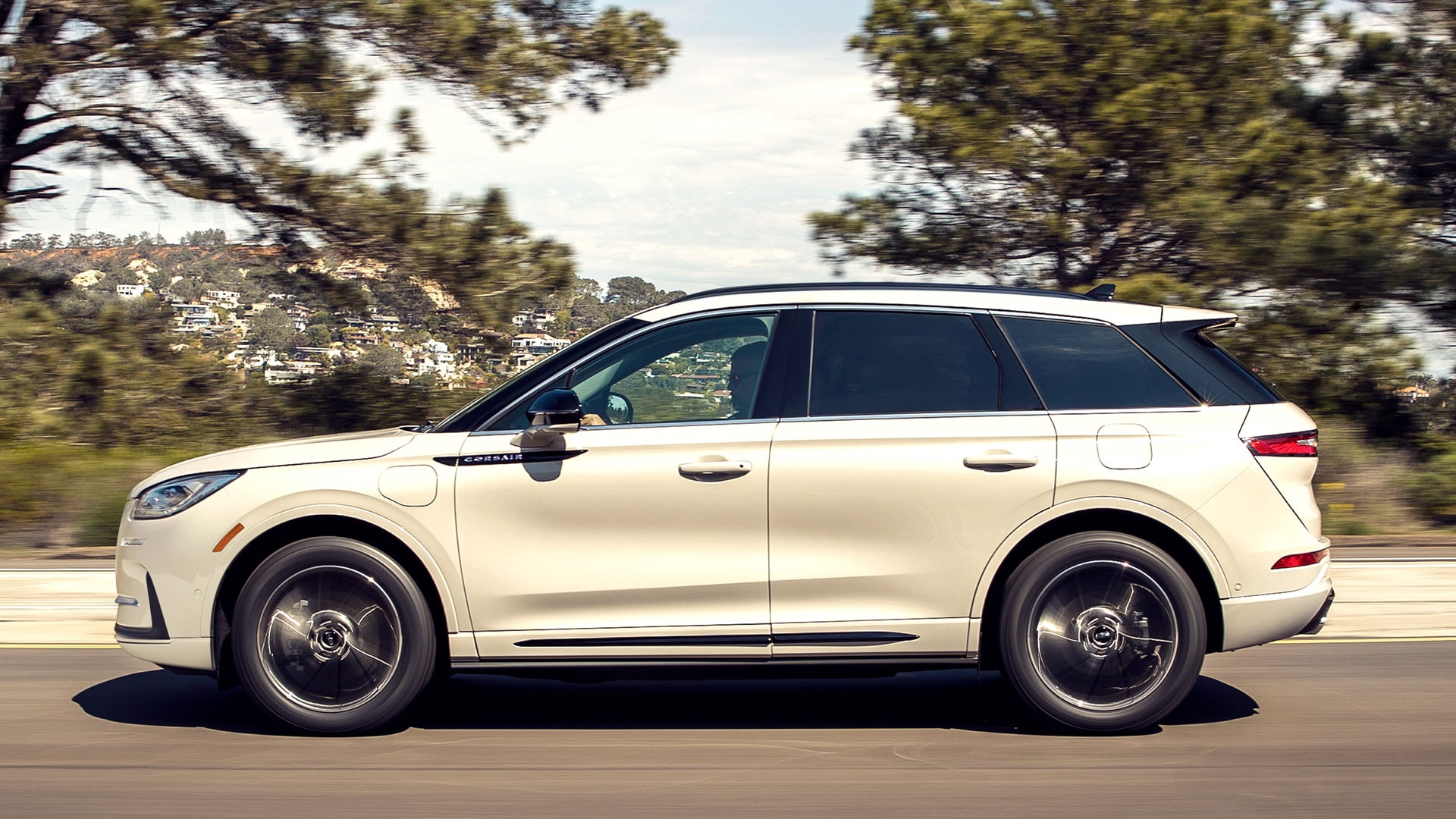 SUV pequeña de Lujo Lincoln Corsair 2026 con 2 opciones de motor: gasolina e híbrida conectable
