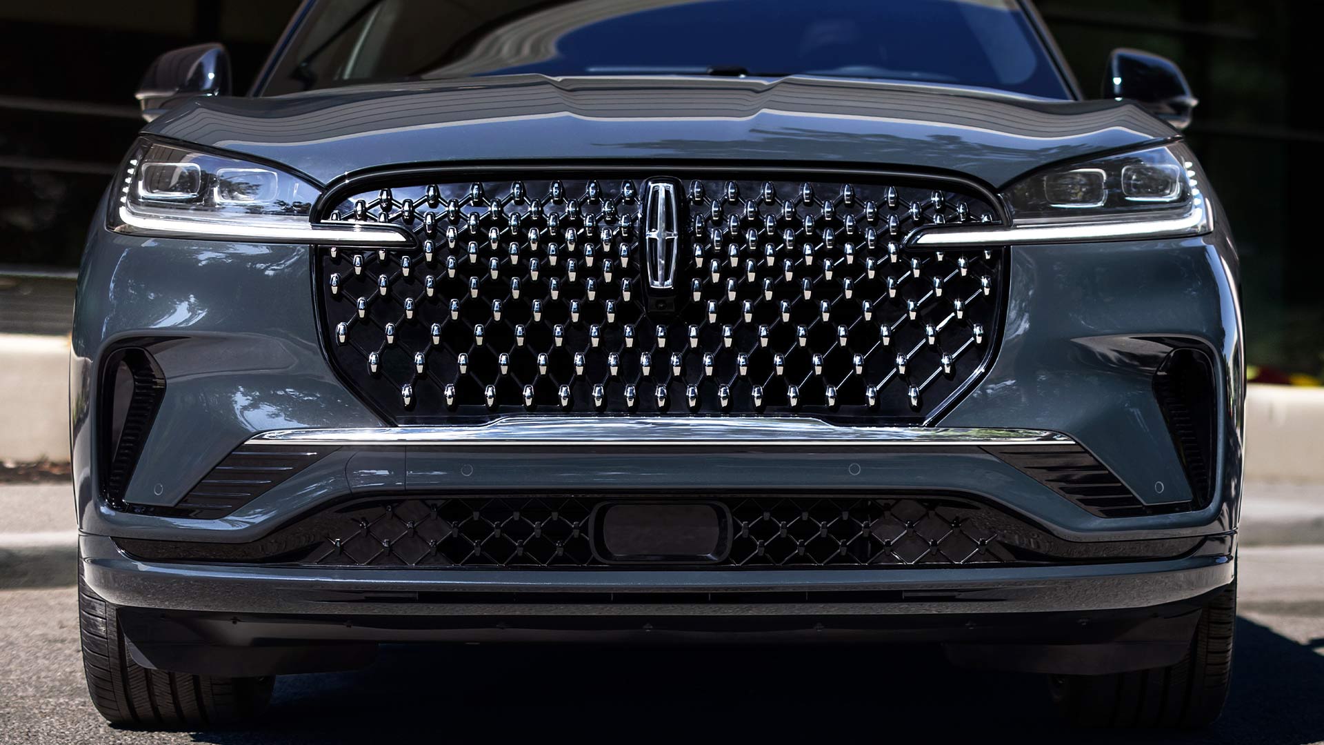 Déjate cautivar por el diseño frontal y parrilla cromado de la camioneta Lincoln Aviator 2026