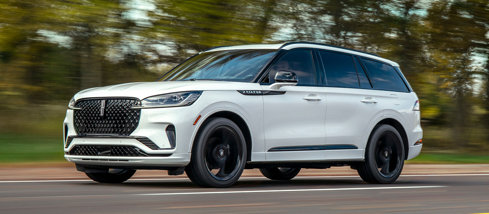 Datos técnicos de la SUV de lujo Lincoln Aviator 2026 Versión Black Jet
