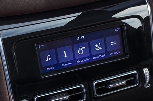 PANTALLA LCD TÁCTIL DE 5.8" CON CONTROLES DE AUDIO Y CLIMA